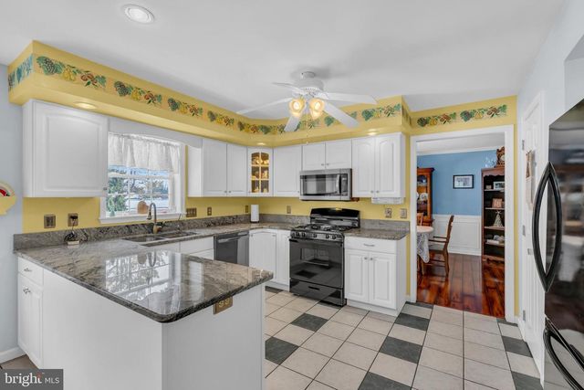 2593 HALLECK DR, Whitehall, PA 18052