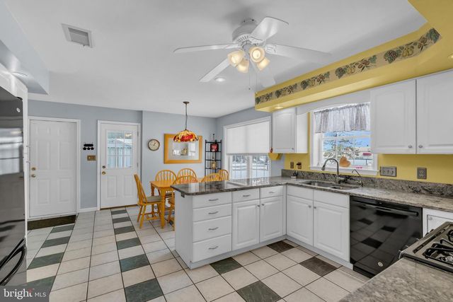 2593 HALLECK DR, Whitehall, PA 18052