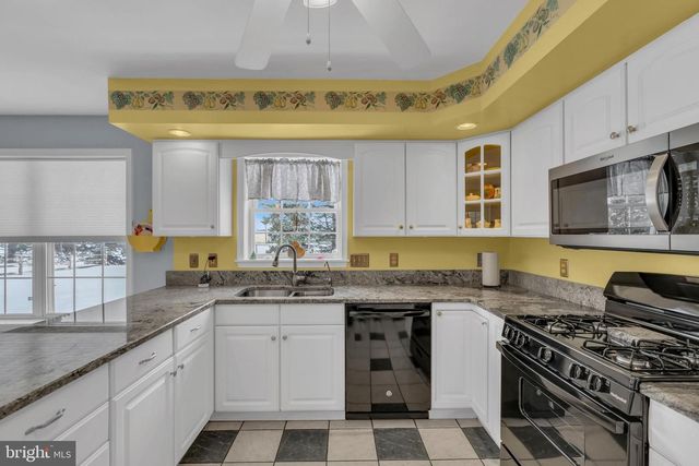 2593 HALLECK DR, Whitehall, PA 18052