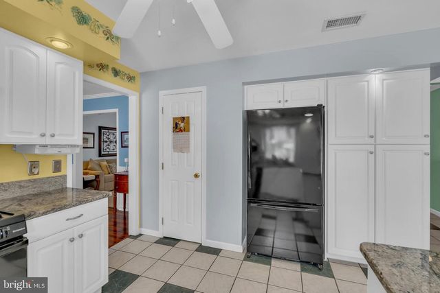 2593 HALLECK DR, Whitehall, PA 18052