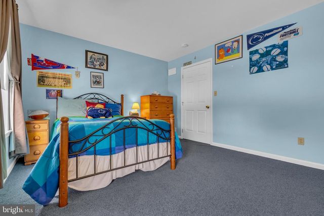 2593 HALLECK DR, Whitehall, PA 18052