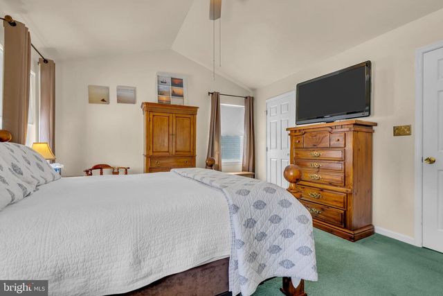 2593 HALLECK DR, Whitehall, PA 18052