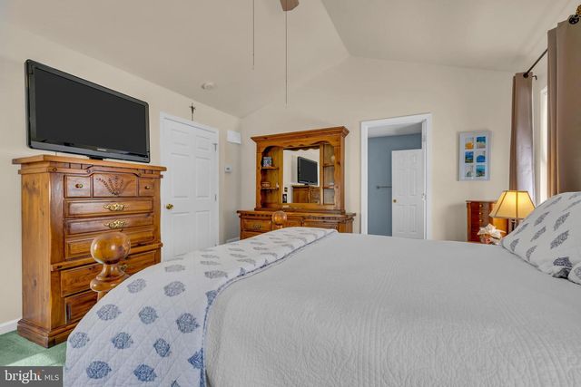 2593 HALLECK DR, Whitehall, PA 18052