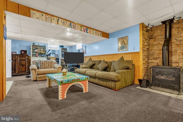 2593 HALLECK DR, Whitehall, PA 18052