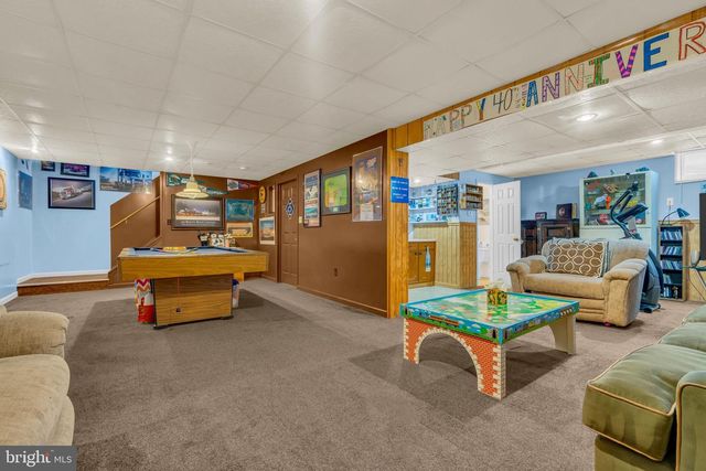 2593 HALLECK DR, Whitehall, PA 18052