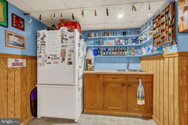 2593 HALLECK DR, Whitehall, PA 18052