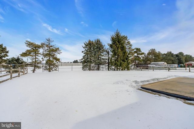 2593 HALLECK DR, Whitehall, PA 18052