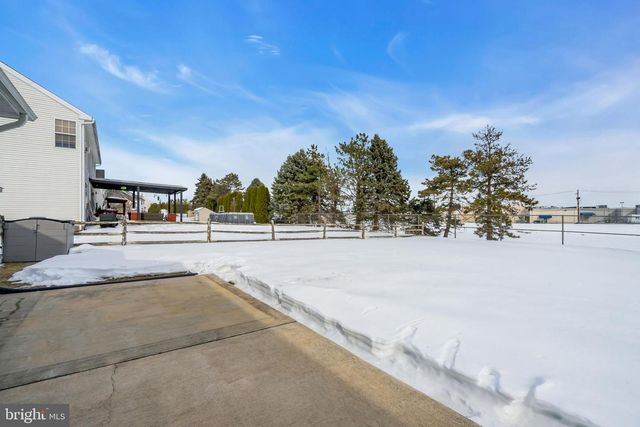 2593 HALLECK DR, Whitehall, PA 18052