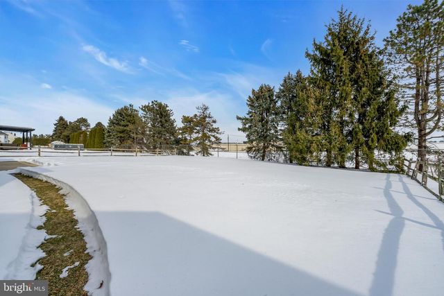 2593 HALLECK DR, Whitehall, PA 18052