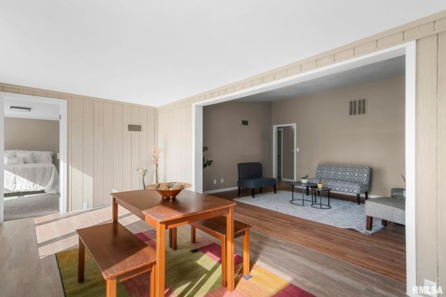 2028 PARKVIEW Drive, Springfield, IL 62704