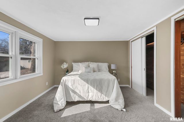 2028 PARKVIEW Drive, Springfield, IL 62704