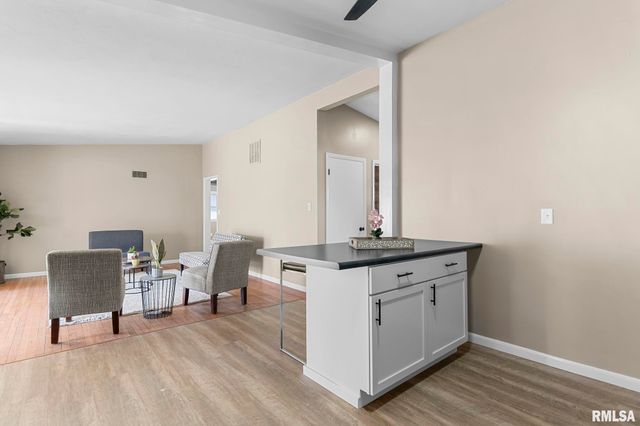 2028 PARKVIEW Drive, Springfield, IL 62704