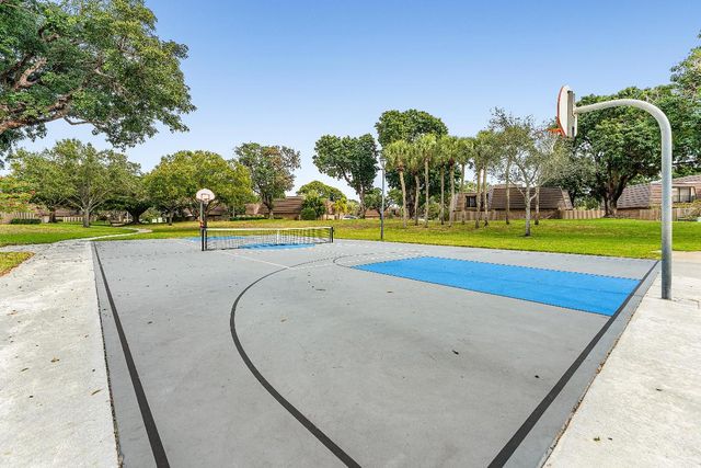 707 7th Court, Palm Beach Gardens, FL 33410