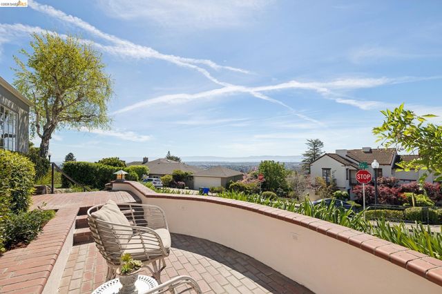 165 Bell Ave, Piedmont, CA 94611