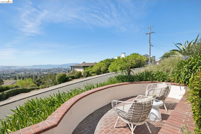 165 Bell Ave, Piedmont, CA 94611