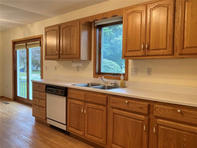 202 S 9th Avenue, Vinton, IA 52349