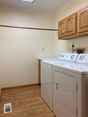 202 S 9th Avenue, Vinton, IA 52349