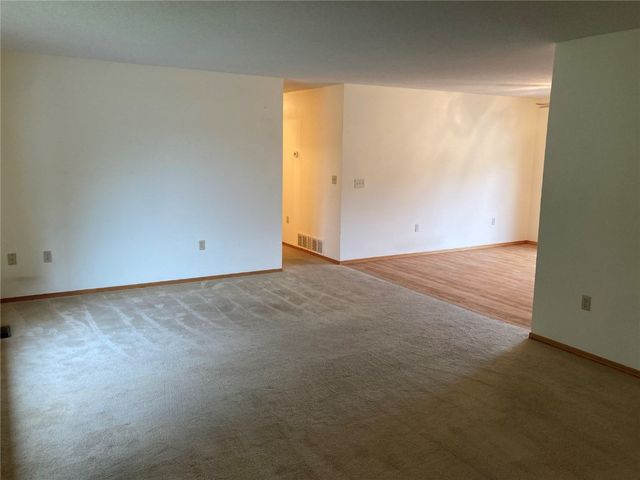 202 S 9th Avenue, Vinton, IA 52349