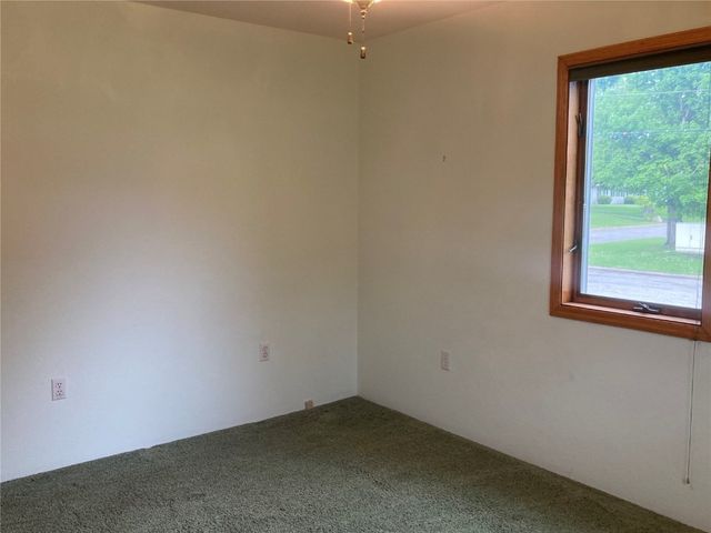 202 S 9th Avenue, Vinton, IA 52349