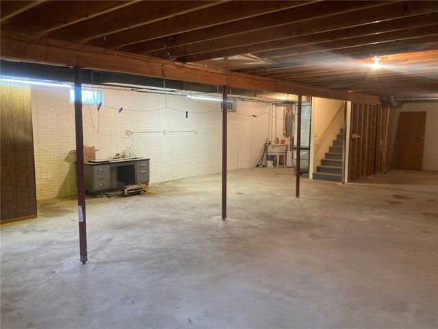 202 S 9th Avenue, Vinton, IA 52349