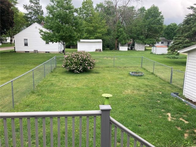 202 S 9th Avenue, Vinton, IA 52349