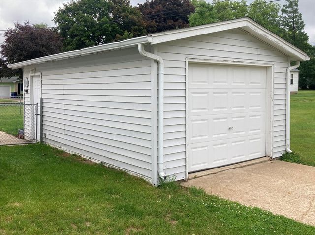 202 S 9th Avenue, Vinton, IA 52349