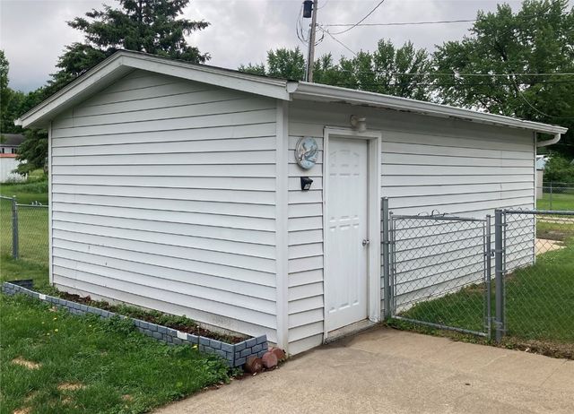 202 S 9th Avenue, Vinton, IA 52349