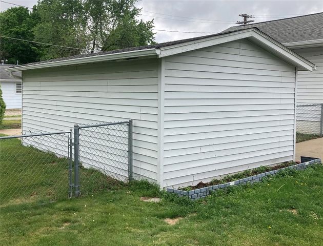 202 S 9th Avenue, Vinton, IA 52349