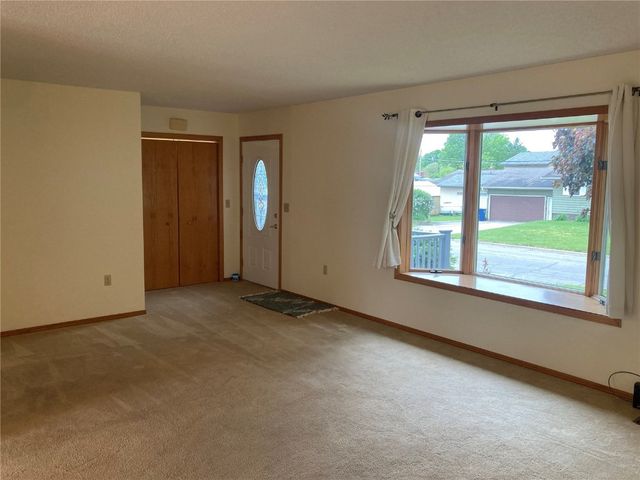 202 S 9th Avenue, Vinton, IA 52349