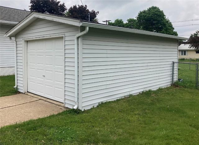 202 S 9th Avenue, Vinton, IA 52349