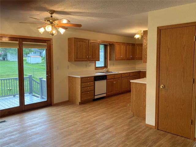 202 S 9th Avenue, Vinton, IA 52349