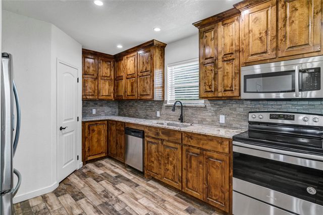 200 Peninsula Court, Bluff Dale, TX 76433