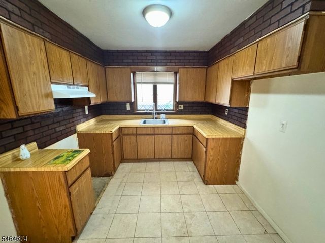 43 Hope St, Lodi Boro, NJ 07644