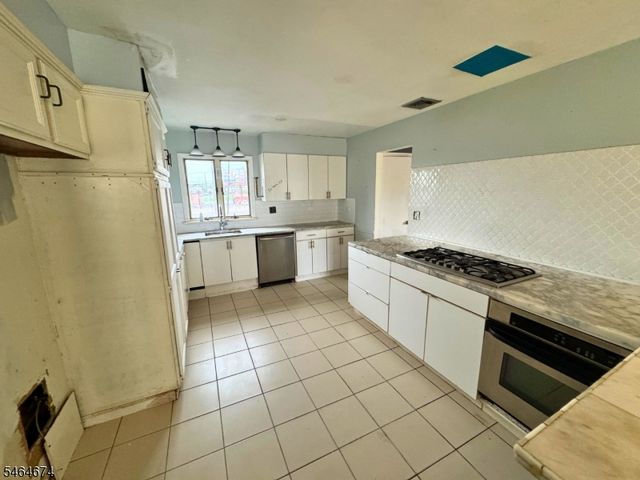 43 Hope St, Lodi Boro, NJ 07644