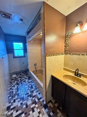43 Hope St, Lodi Boro, NJ 07644