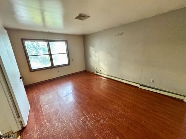 43 Hope St, Lodi Boro, NJ 07644