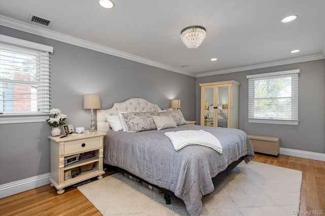 1 Catherwood Crescent, Melville, NY 11747