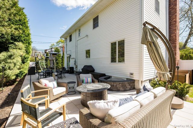 1 Catherwood Crescent, Melville, NY 11747