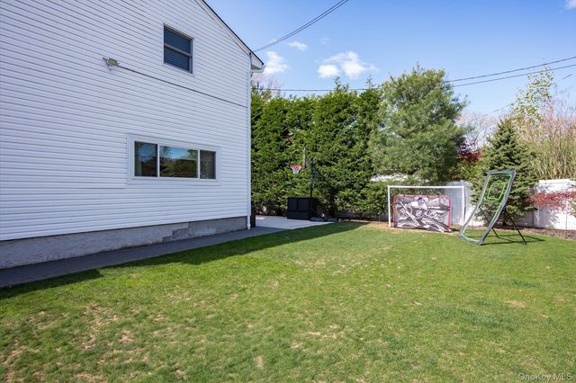 1 Catherwood Crescent, Melville, NY 11747