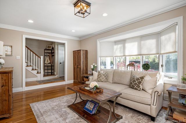1 Catherwood Crescent, Melville, NY 11747