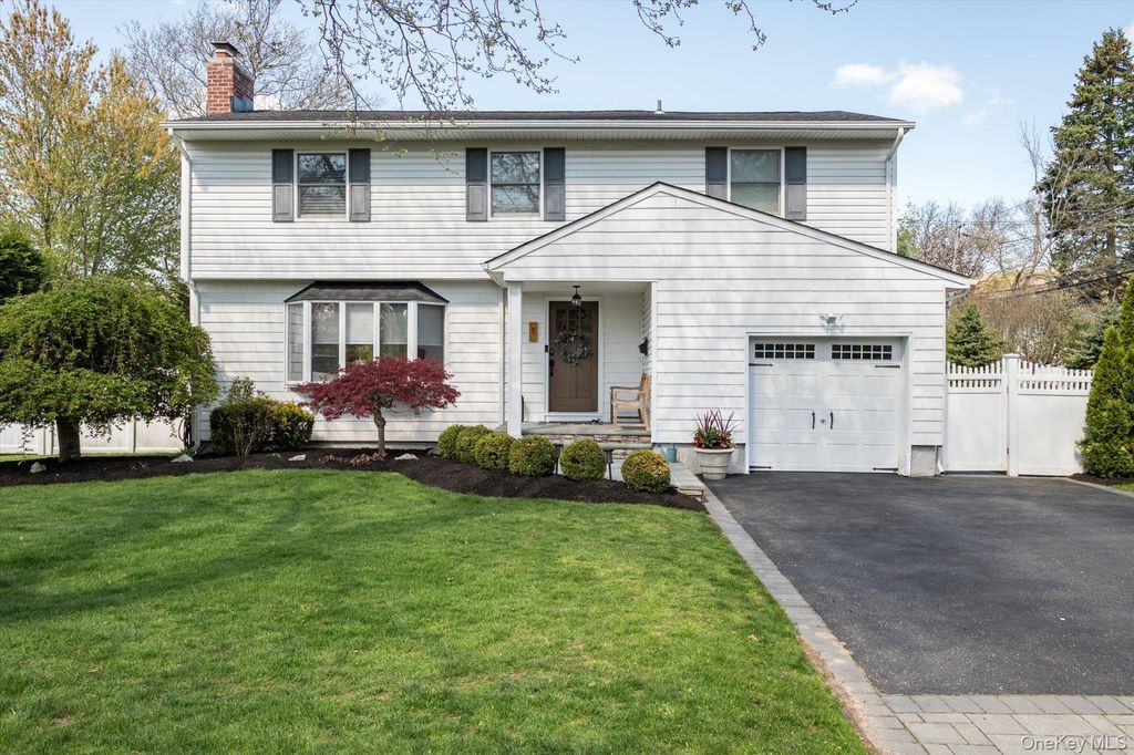 1 Catherwood Crescent, Melville, NY 11747
