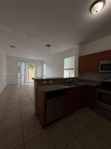 17640 NW 73rd Ave 200-19, Hialeah, FL 33015