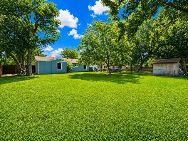 210 Laurel Street, Lake Jackson, TX 77566
