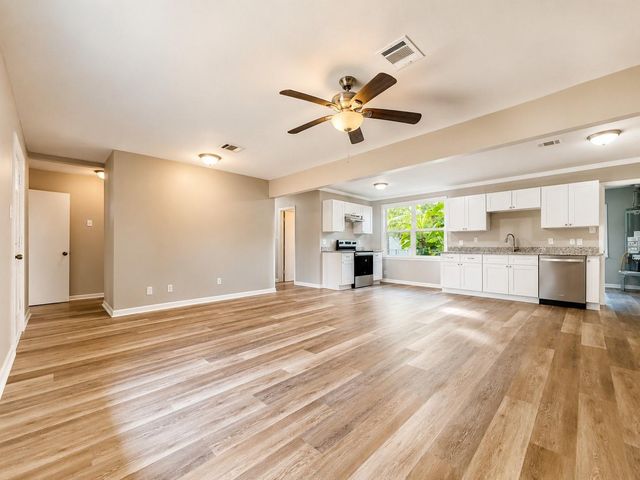 210 Laurel Street, Lake Jackson, TX 77566
