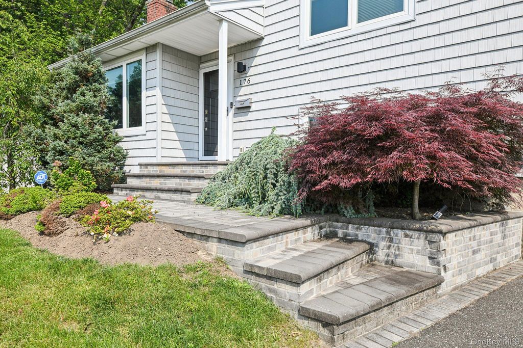 176 Willis Court, Wantagh, NY 11793 — photo 3