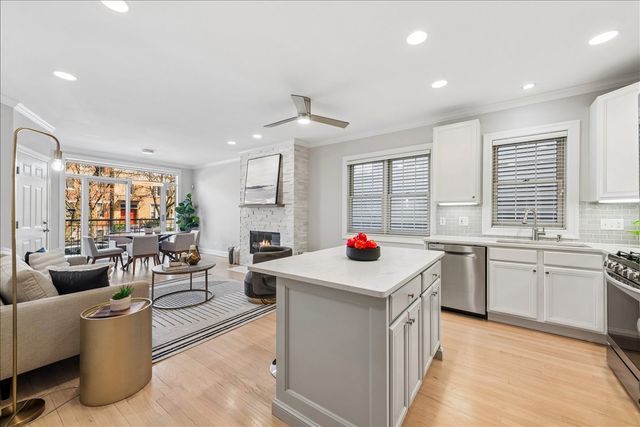 2838 N Damen Avenue 1, Chicago, IL 60618