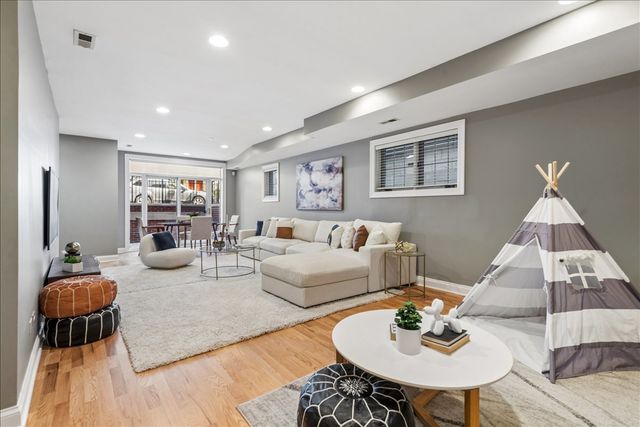 2838 N Damen Avenue 1, Chicago, IL 60618