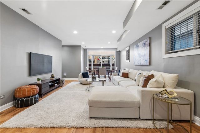 2838 N Damen Avenue 1, Chicago, IL 60618