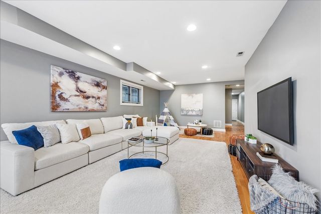 2838 N Damen Avenue 1, Chicago, IL 60618