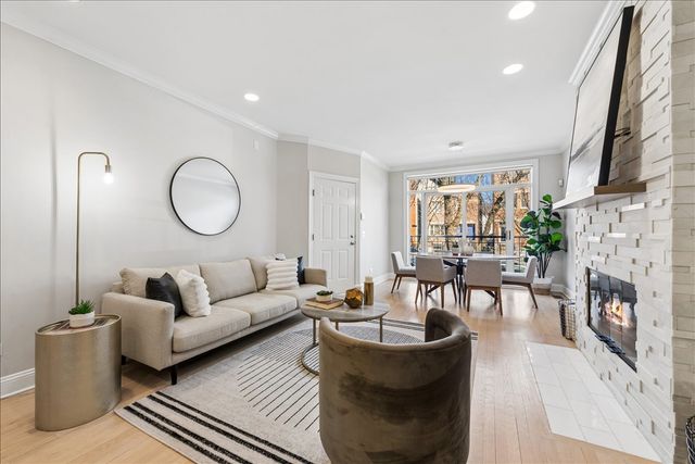 2838 N Damen Avenue 1, Chicago, IL 60618